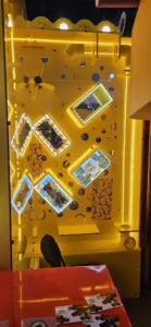 Интерактивная пневмостена Mobil Lab в алюминиевом профиле для зоны отдыха на батутной арене.